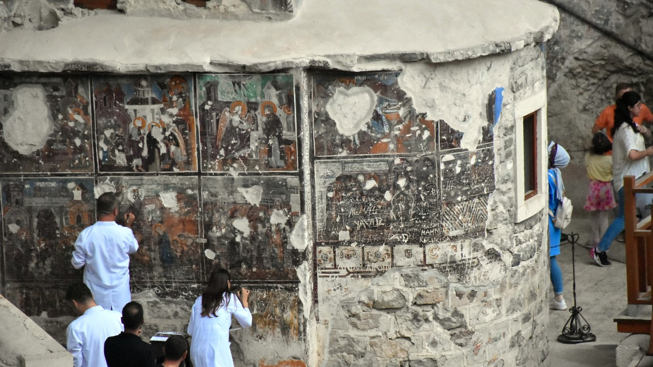Sümela Manastırı'nda tahrip edilen freskler restore ediliyor