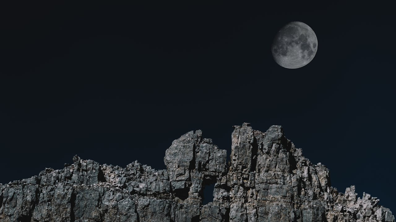 'Sessizlik Denizi'nde mağara keşfedildi: Ay'da yaşam için yeni umut