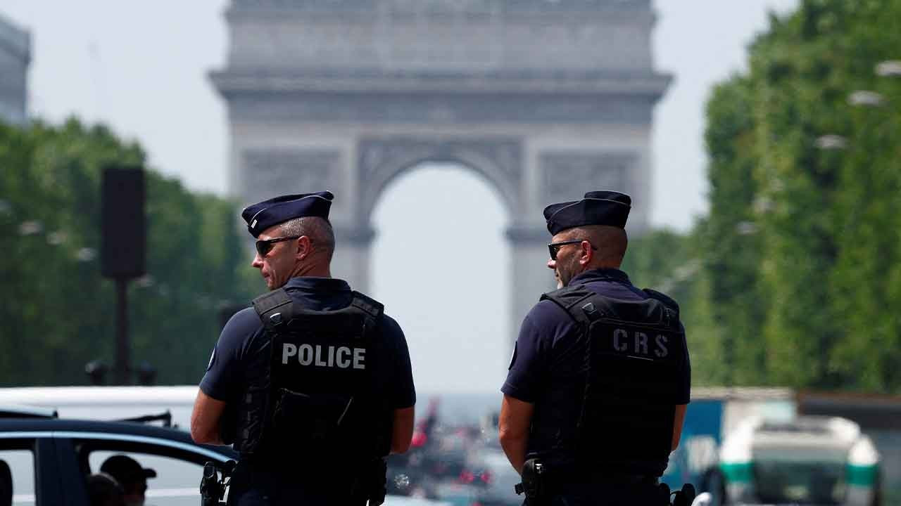 Paris'te askere bıçaklı saldırı: Şüpheli gözaltına alındı