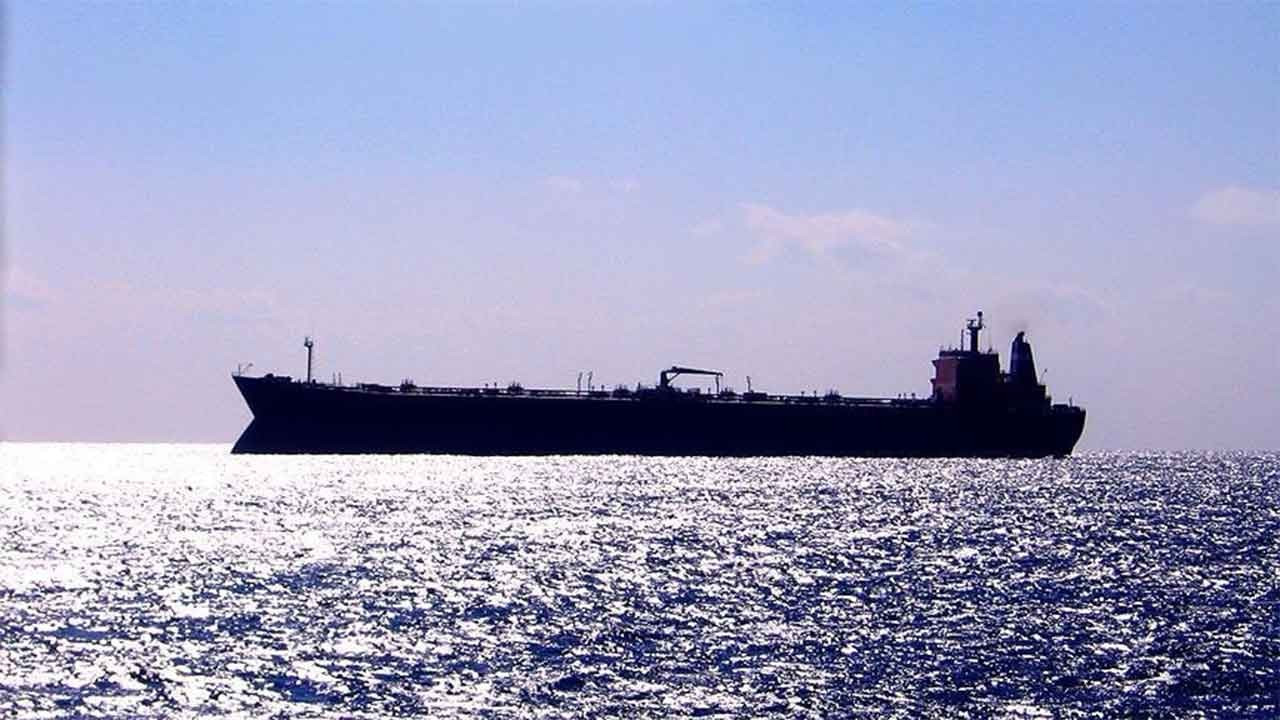Umman Denizi'nde petrol tankeri alabora oldu: Mürettebat kayıp