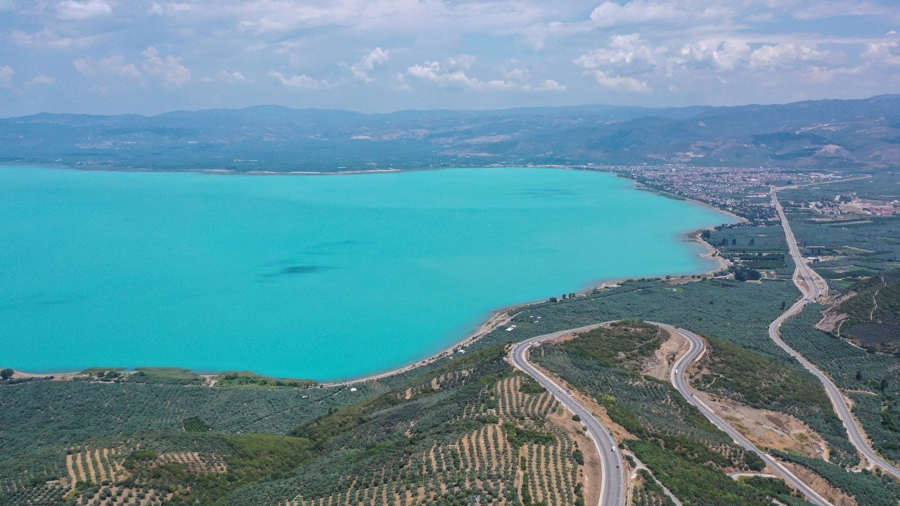 Marmara'nın en büyük gölü turkuaza döndü