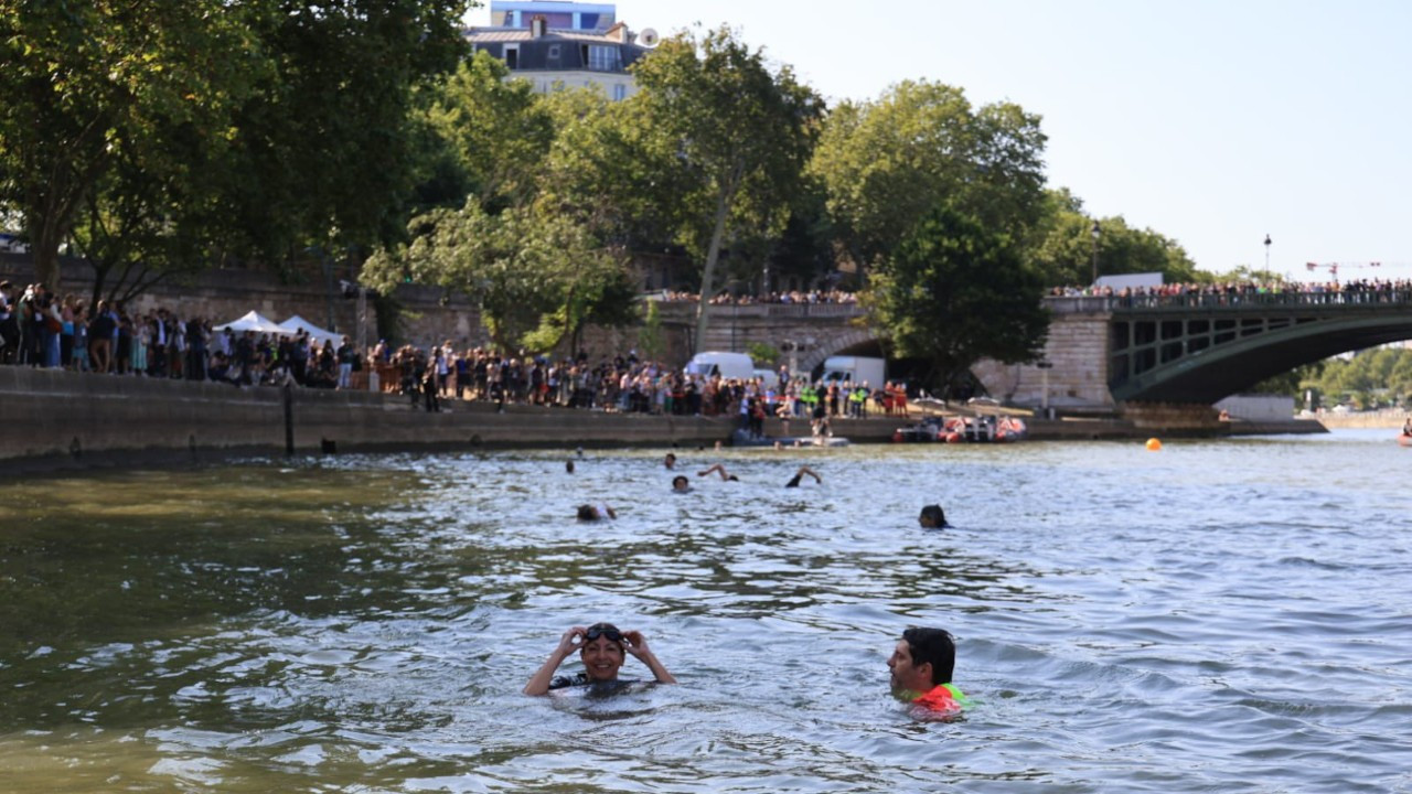 Paris Belediye Başkanı 'temiz'liğini kanıtlamak için Seine’de yüzdü