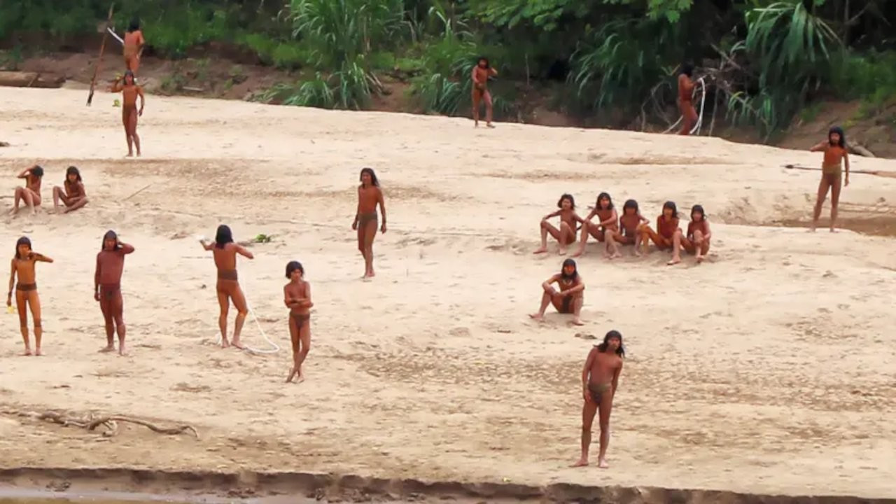 Dünyadan tamamen soyutlanan kabile görüntülendi: Ormanın dışına çıktılar