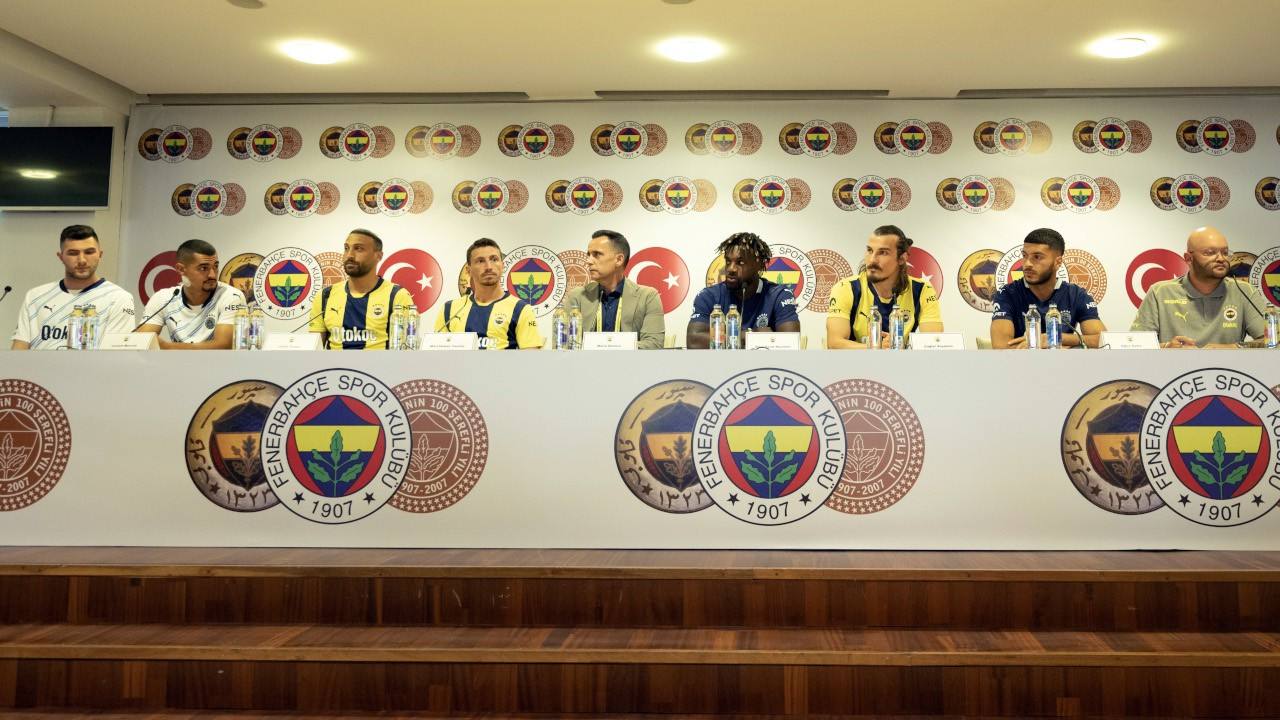 Fenerbahçe'de 7 futbolcu için imza töreni düzenlendi