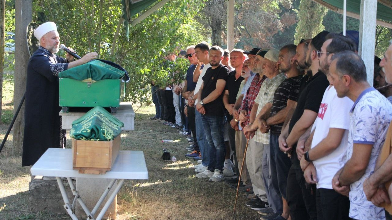Kocaeli'de tırın çarptığı otomobilde yaralanan 2 çocuk hastanede öldü