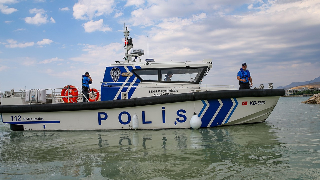 'Van Denizi'nde polisler cankurtaranlık yapıyor