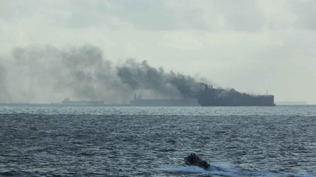 Singapur'da petrol tankerleri çarpıştı, yangın çıktı
