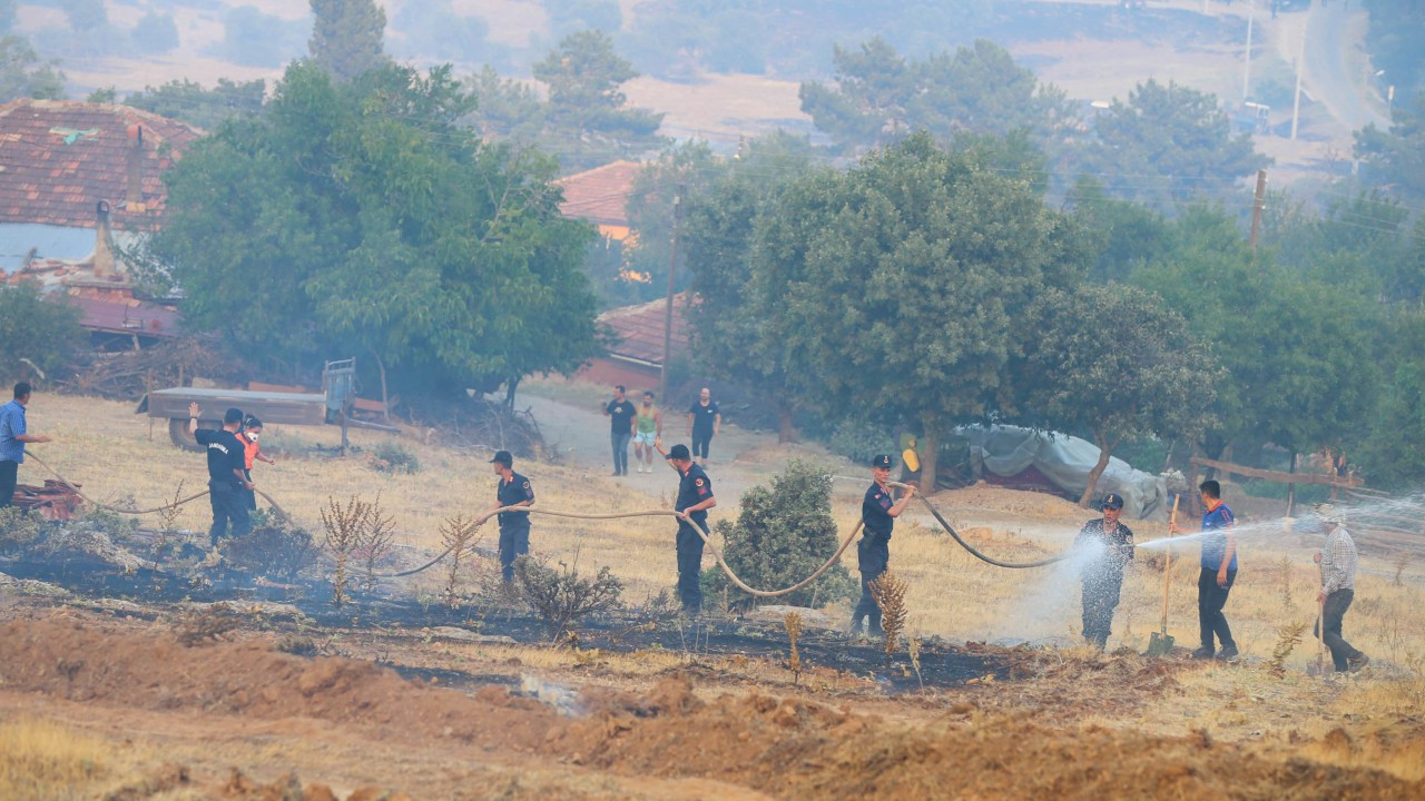 Uşak'ta orman yangınları: Banaz'da 11 ev tahliye edildi