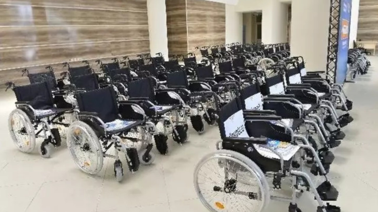 Maraş'ta 200 ihtiyaç sahibine akülü ve tekerlekli sandalye yardımı