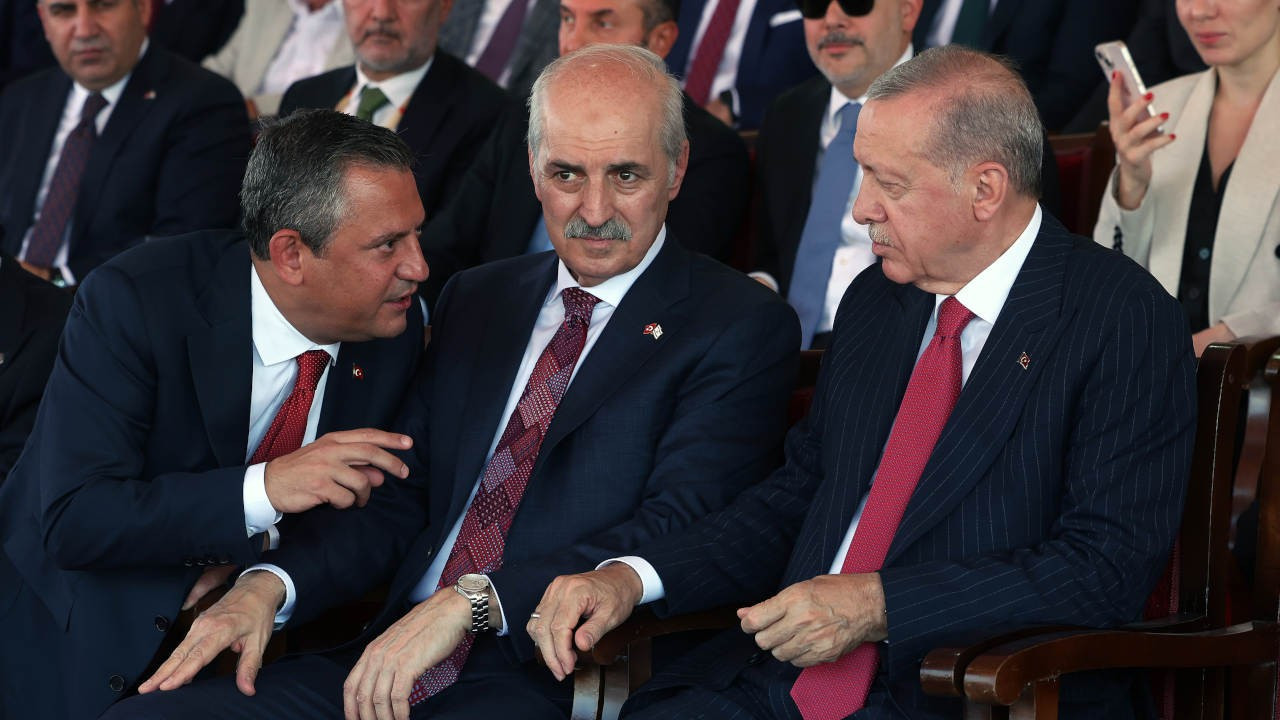 Erdoğan ve Özel, Kıbrıs'ta yan yana geldi: Yakın temas