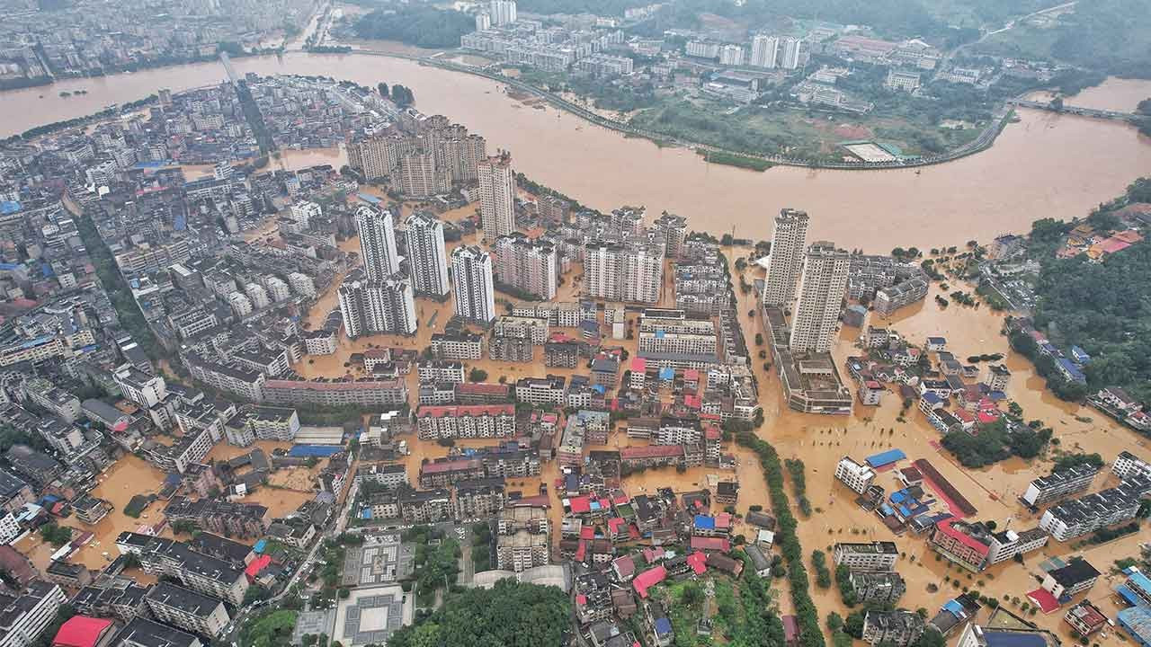 Çin'de köprü çöktü: 11 ölü