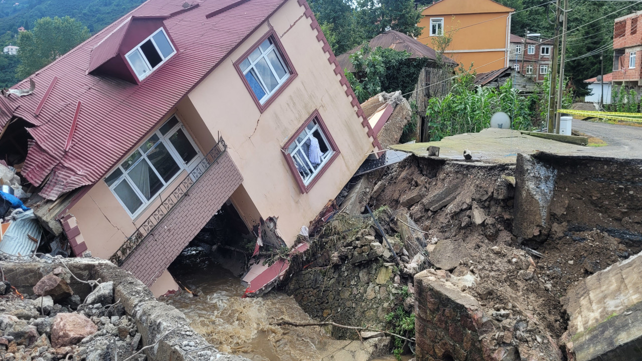 Giresun'da sağanak iki katlı evi yan yatırdı: Aile yaylaya gitmişti