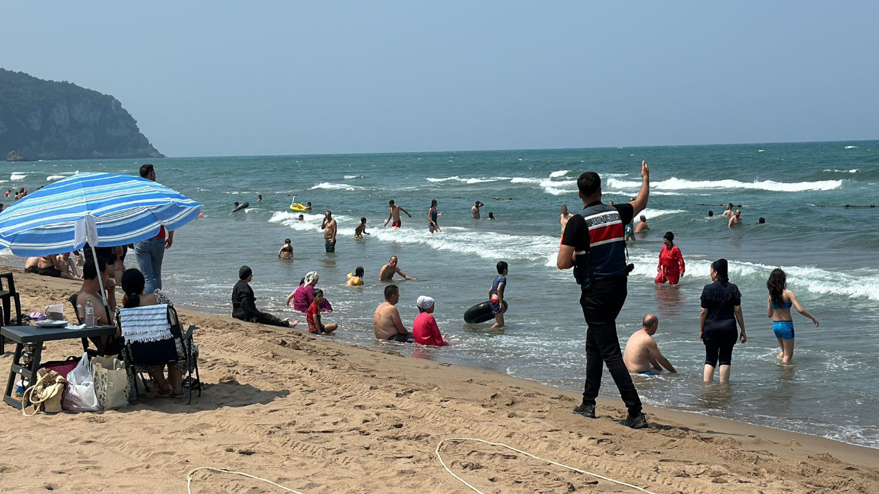 İmkumu'nda 3 saatte 9 boğulma tehlikesi: Denize girmek yasaklandı