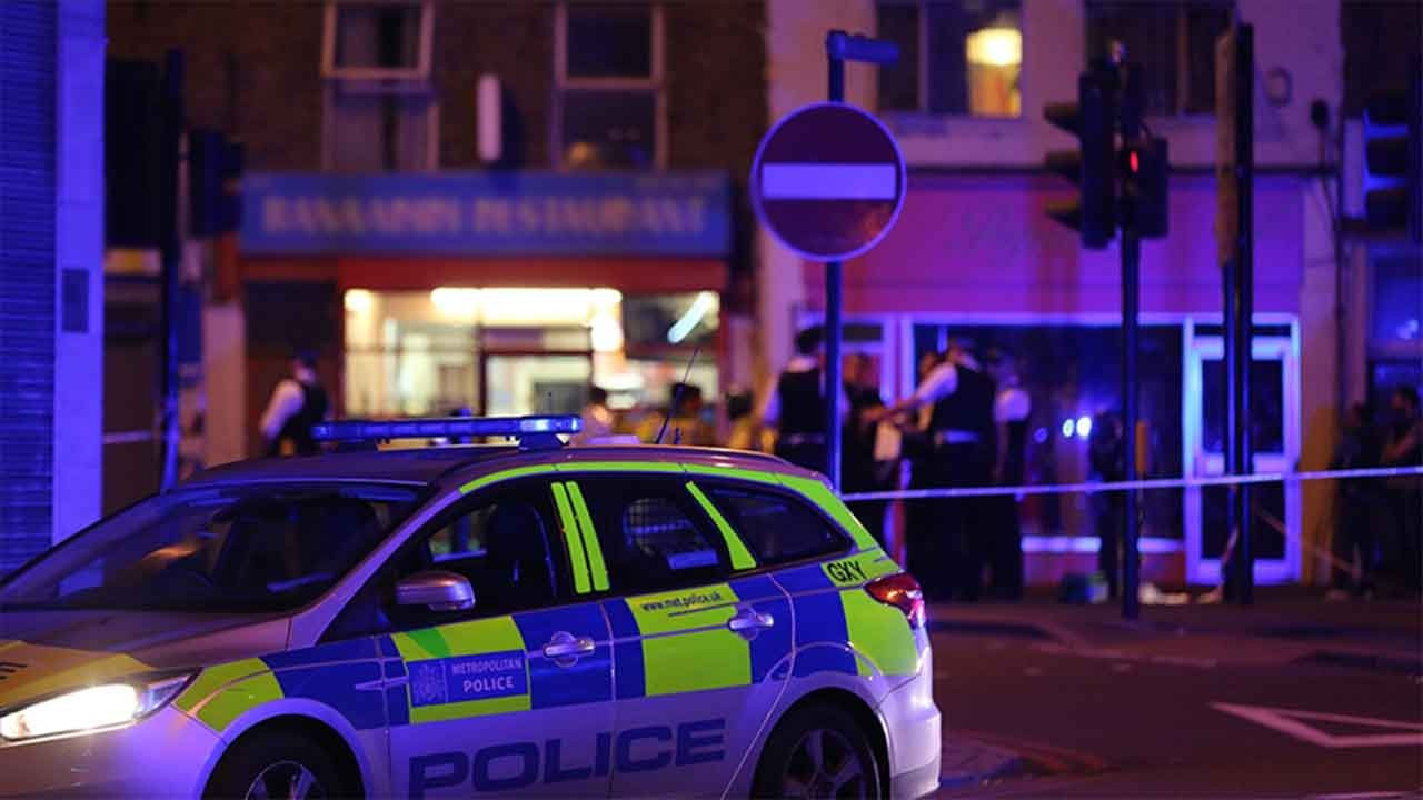 İngiltere'de '2 çocuğun bulunduğu aracı ateşe veren' şüpheli gözaltına alındı