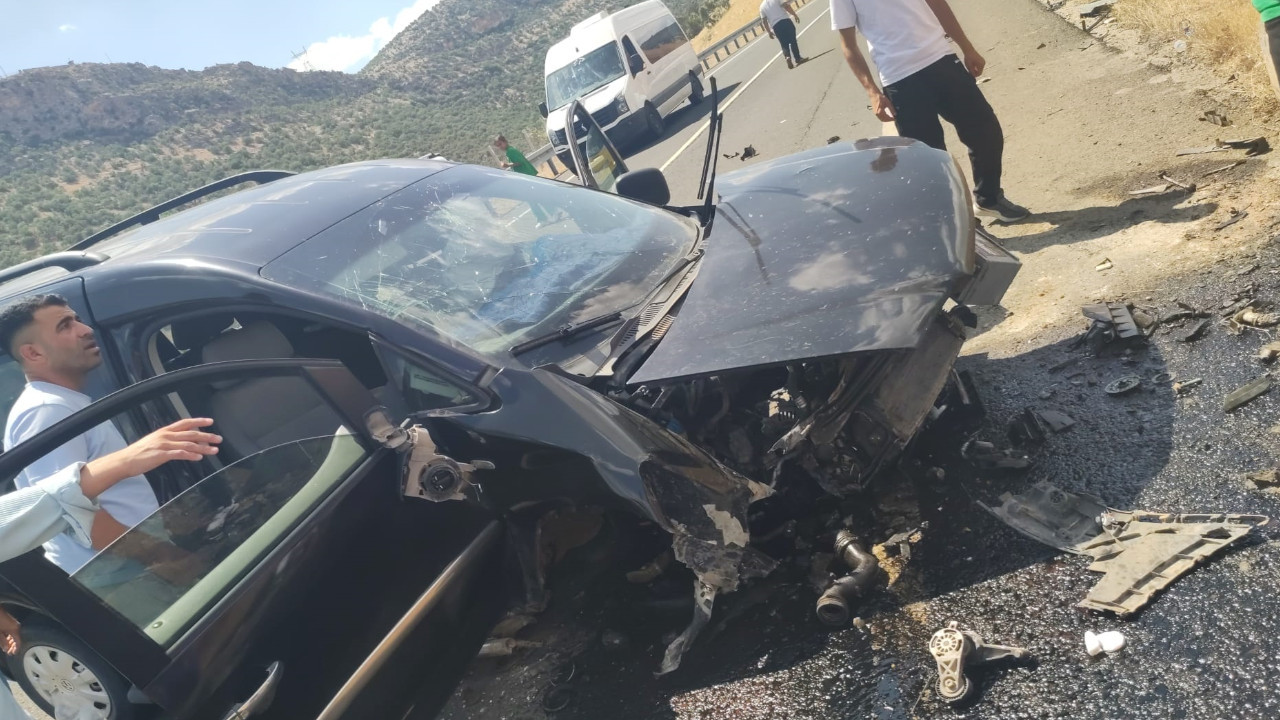 Mardin'de araç bariyere çarptı: 4 yaralı
