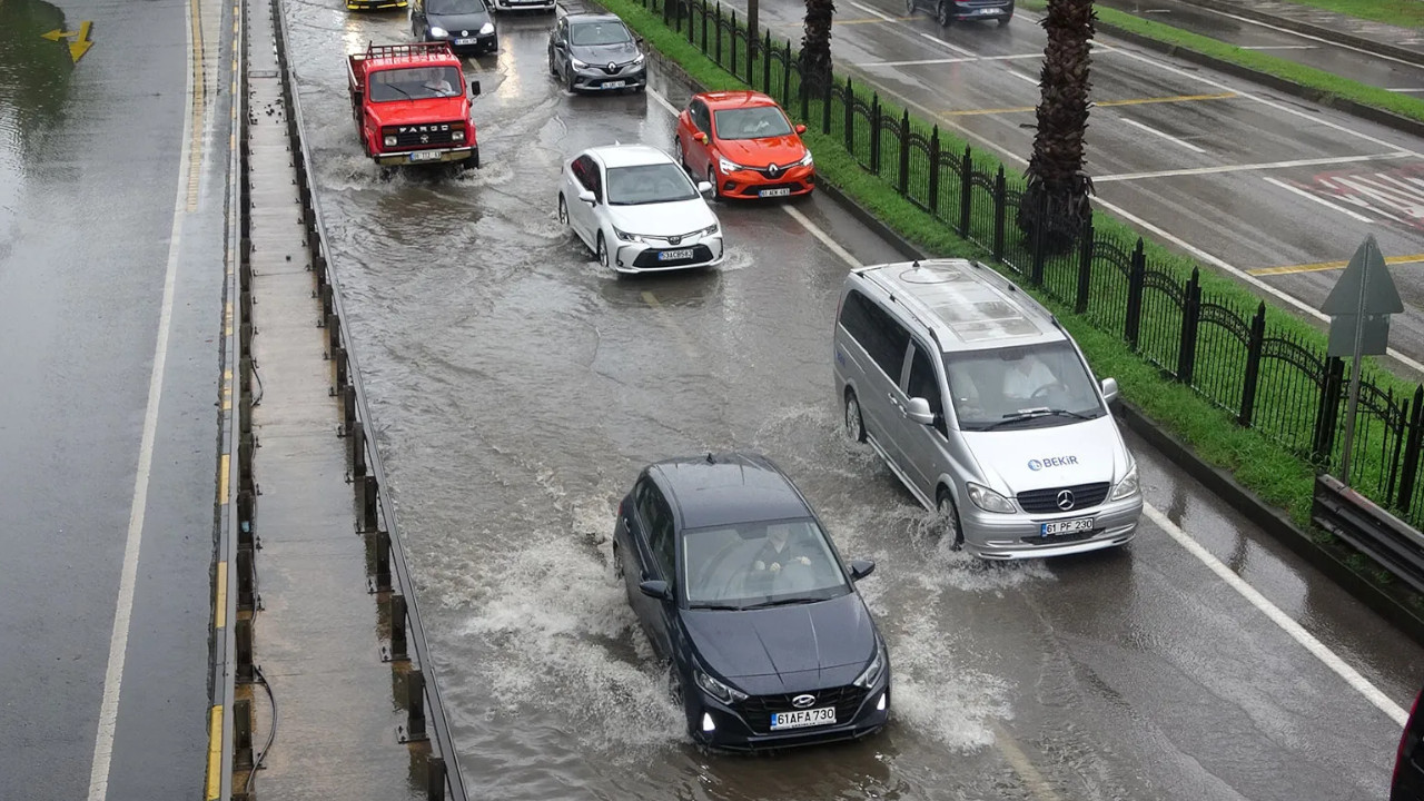 Trabzon'da sağanak: Cadde ve yollar göle döndü