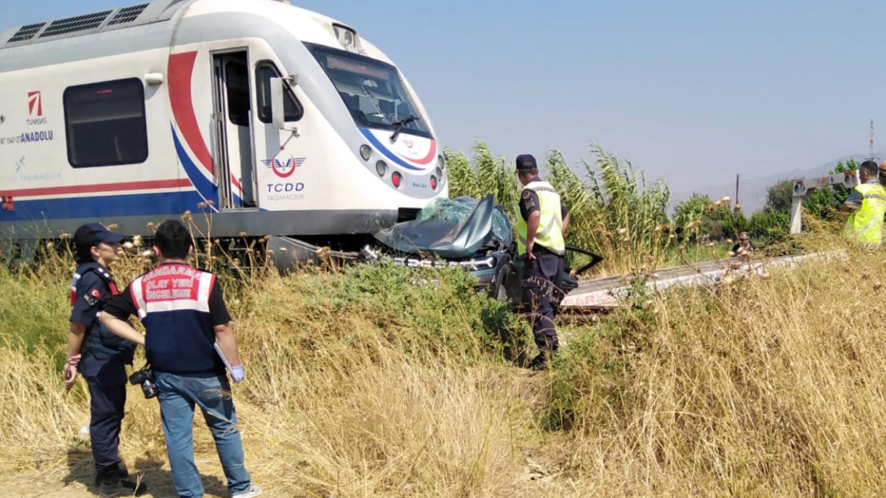 İzmir'de hemzemin geçitte trenin çarptığı araçtaki 3 kişi öldü