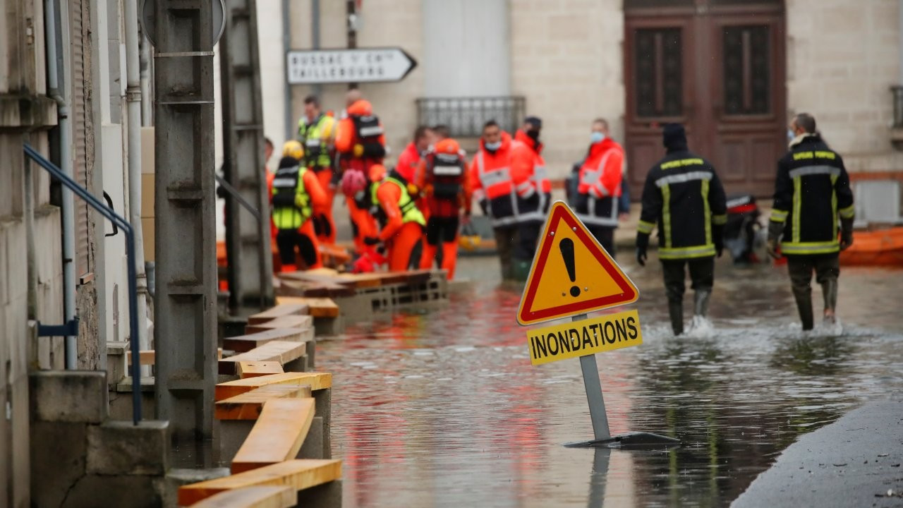 Fransa'da sel: 5 kişi hastaneye kaldırıldı