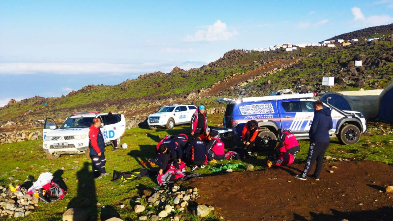 Ağrı Dağı'nda kaybolan 2 kişinin bulunması için çalışmalar sürüyor