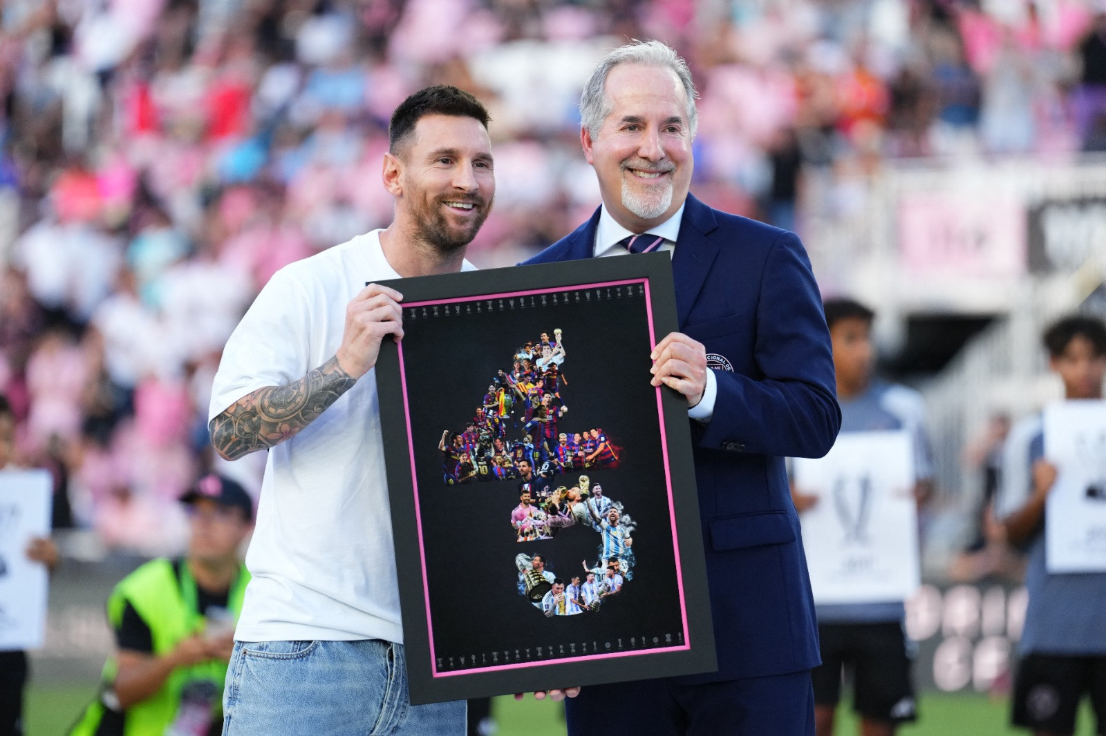 Lionel Messi'ye özel tören: 45 kupalık tablo hediye edildi