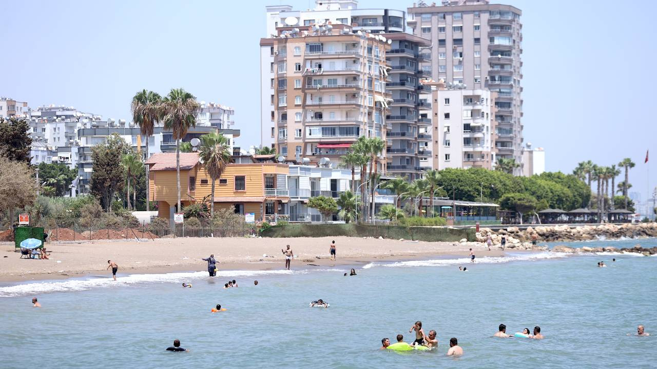 Sıcaklığın 40 dereceye ulaştığı Akdeniz'de sahiller doldu taştı