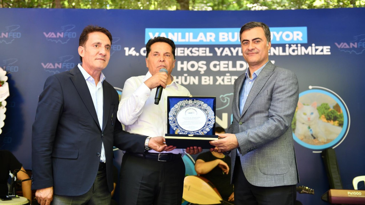 Esenyurt Belediye Başkanı Özer, Kürtçe şiir okudu