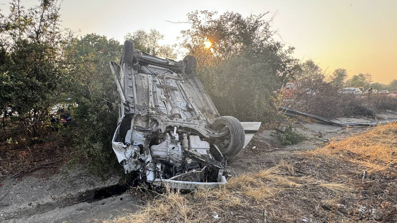 Anadolu Otoyolu'nda araç refüje çarpıp devrildi: 3 yaralı