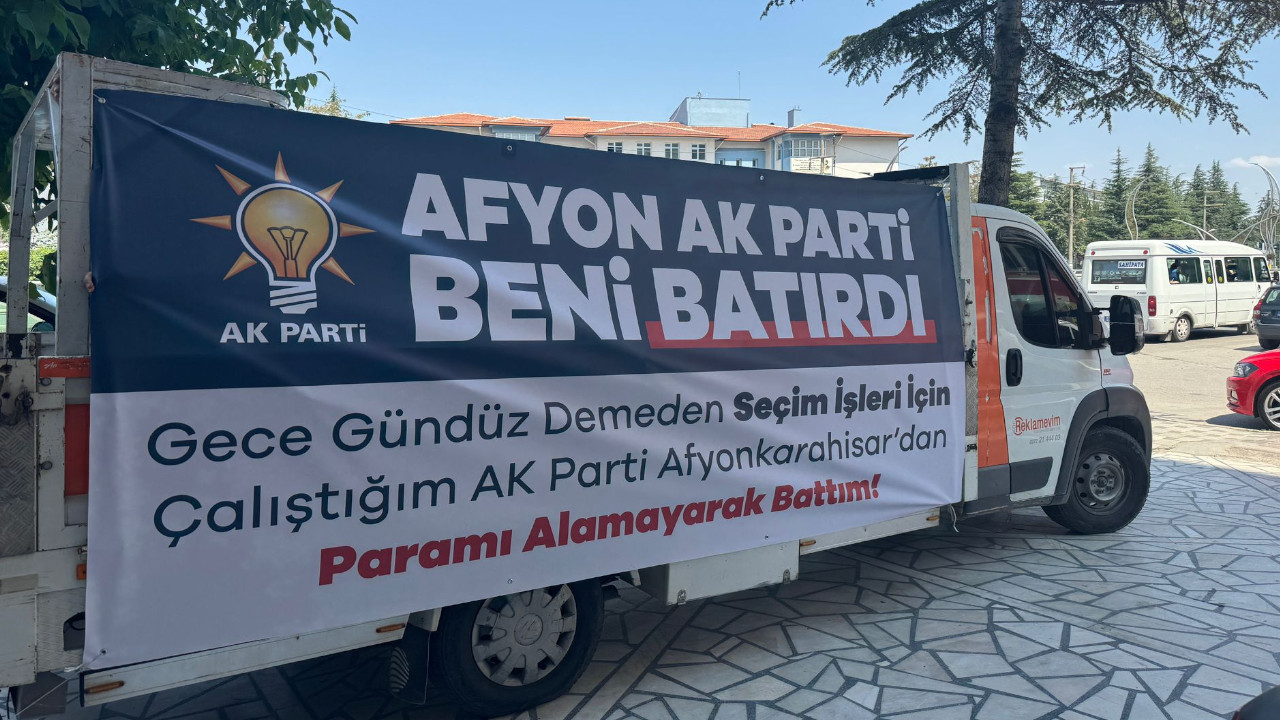'AK Parti beni batırdı' pankartıyla dolaştı, alacağını tahsil etti