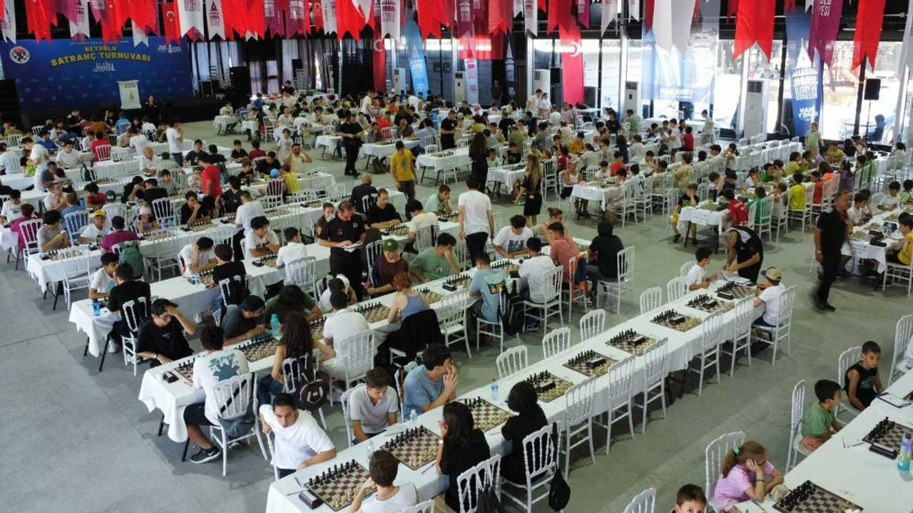 500 genç Beyoğlu Satranç Turnuvası'nda yarıştı