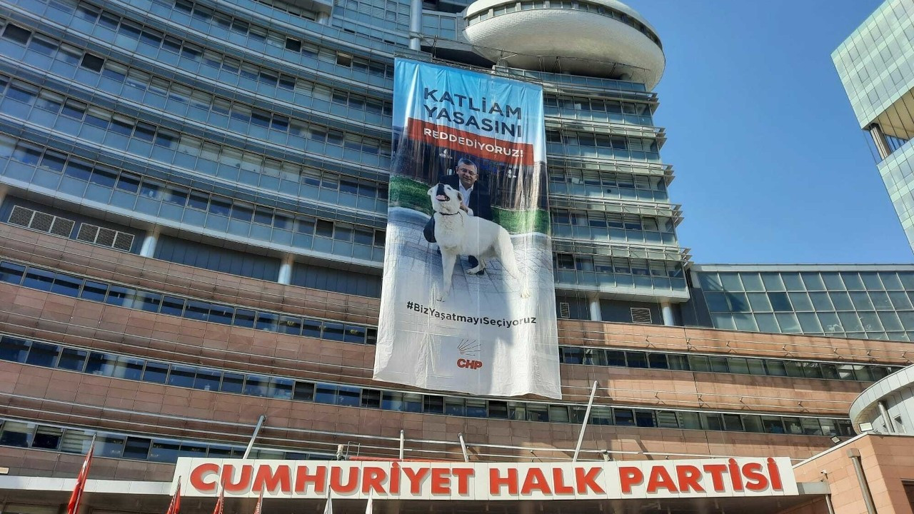 CHP'ye 'Katliam Yasasını Reddediyoruz' yazılı pankart asıldı