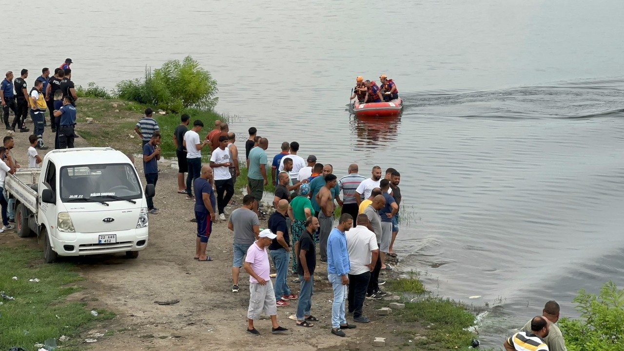Edirne'de Meriç Nehri'nde kaybolan 2 gencin cansız bedenleri bulundu: Kurtarmak için açılmış