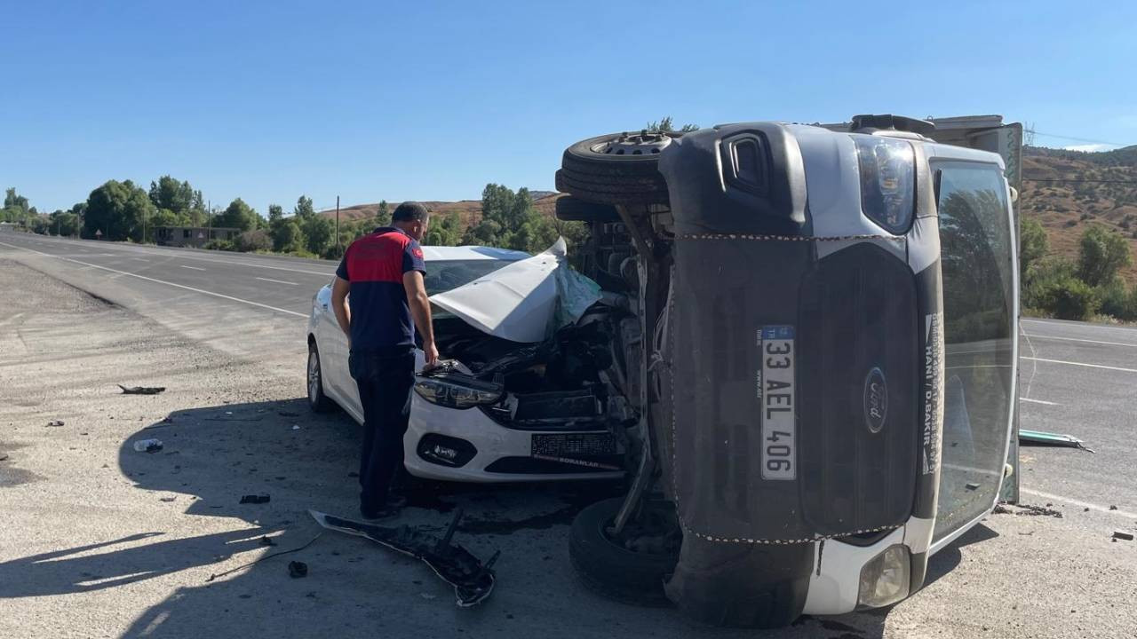 Bingöl'de kamyonet ile otomobil çarpıştı, 5 kişi yaralandı