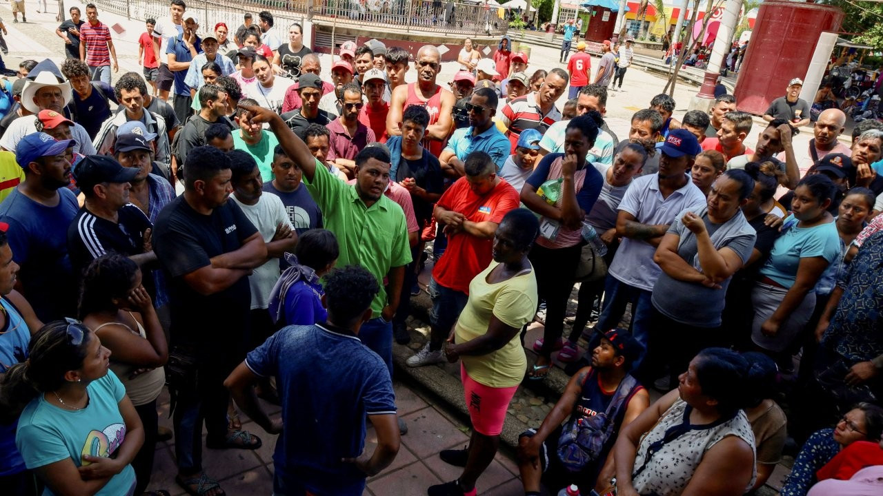 Yüzlerce göçmen ABD’ye gitmek üzere Meksika'dan yaya olarak yola çıktı