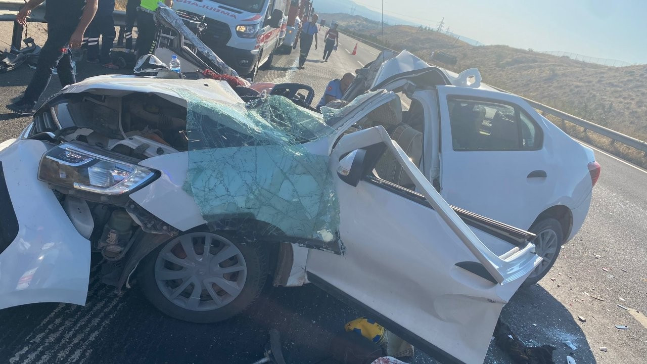 Antep'te otomobil tıra arkadan çarptı: 1 ölü, 6 yaralı
