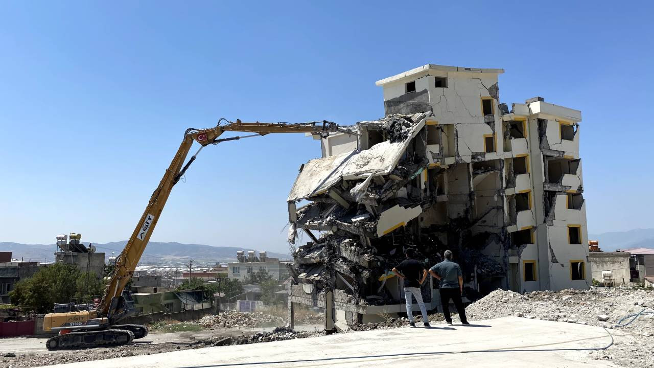Depremin merkez üssü Maraş'ta ağır hasarlı binaların yıkımı sürüyor