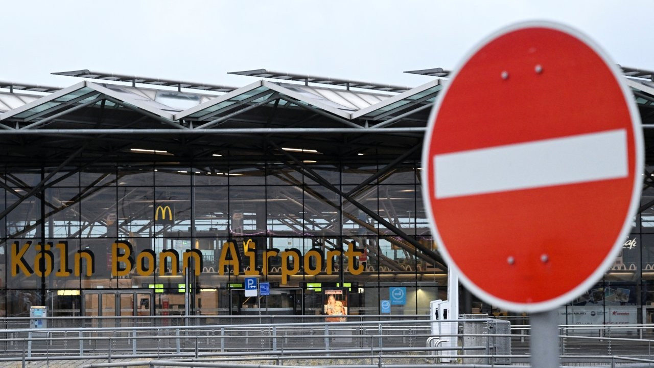 Almanya'da uçuşlara iklim eylemi engeli: Tel örgüleri kesip havalimanına girdiler
