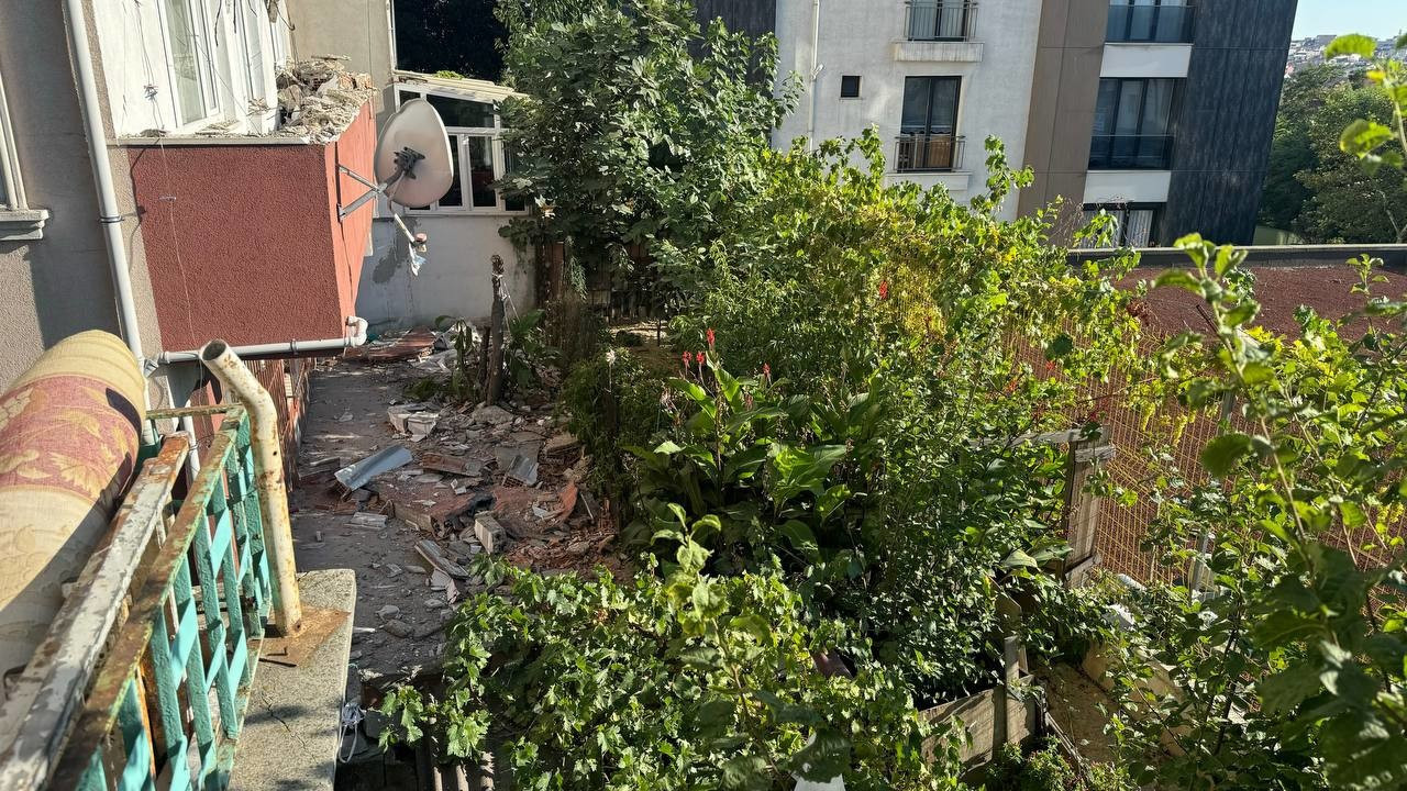 Bayrampaşa'da balkonu çöken bina boşaltıldı