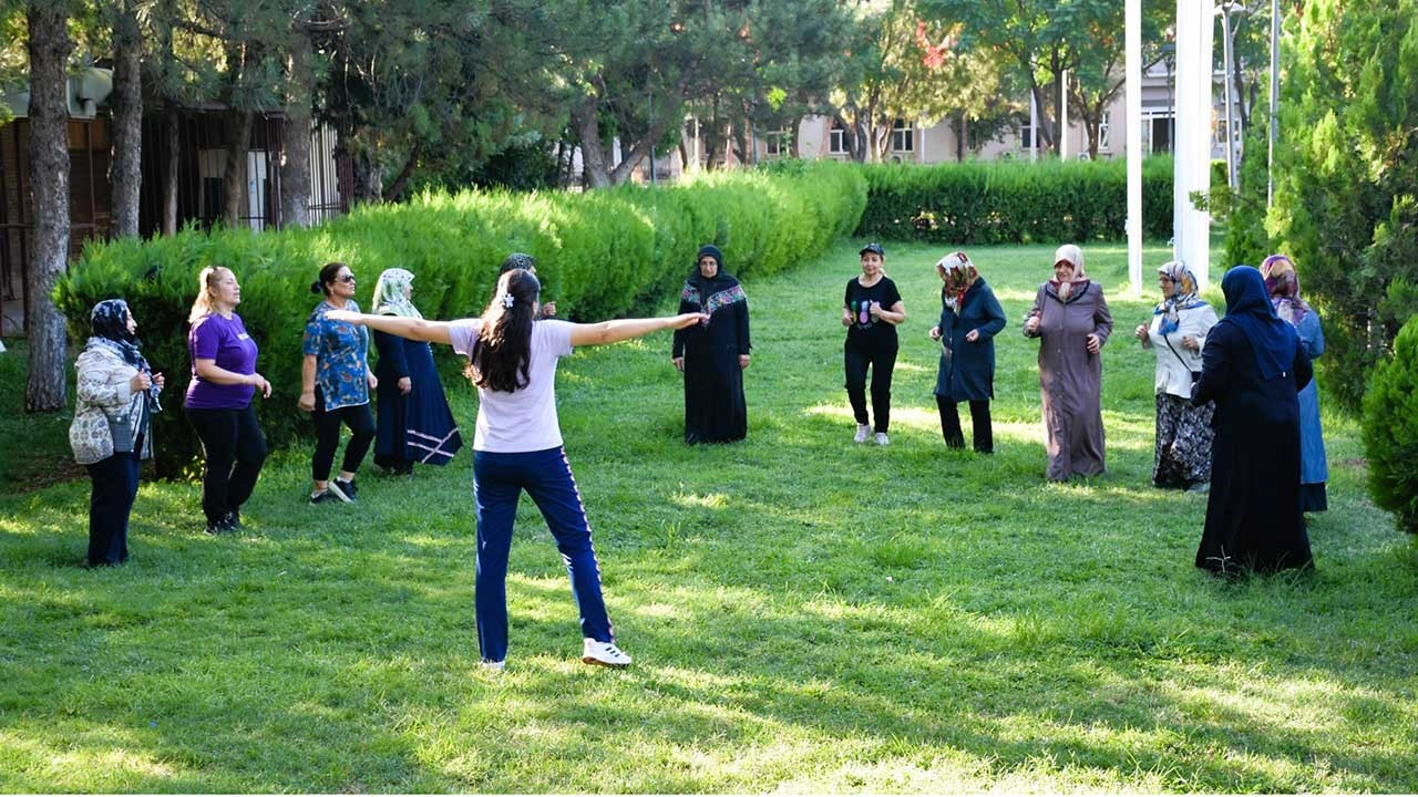 Diyarbakır'da 6 noktada eğitmenlerle ‘sabah sporları’ başladı