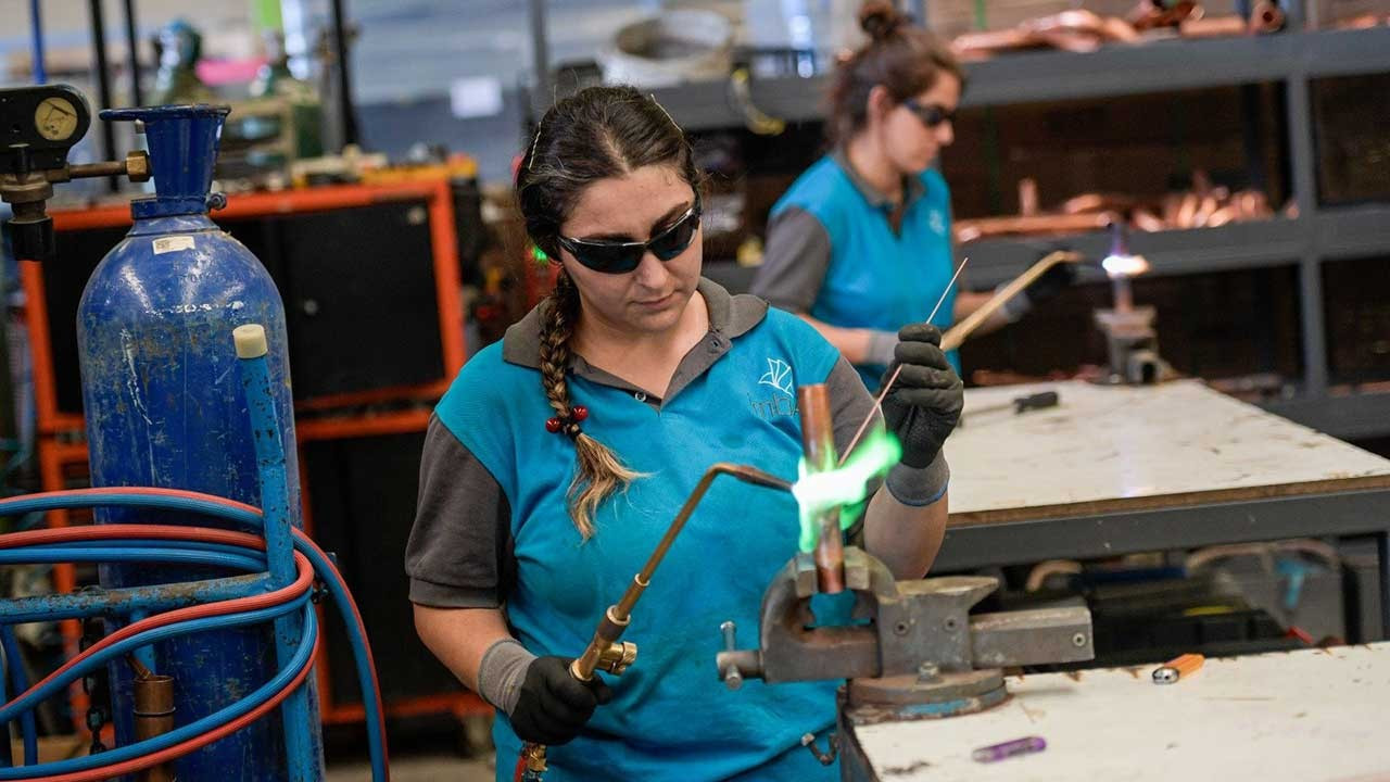 İzmir’de Meslek Fabrikası’ndan mezun kadın kaynakçılar işbaşı yaptı