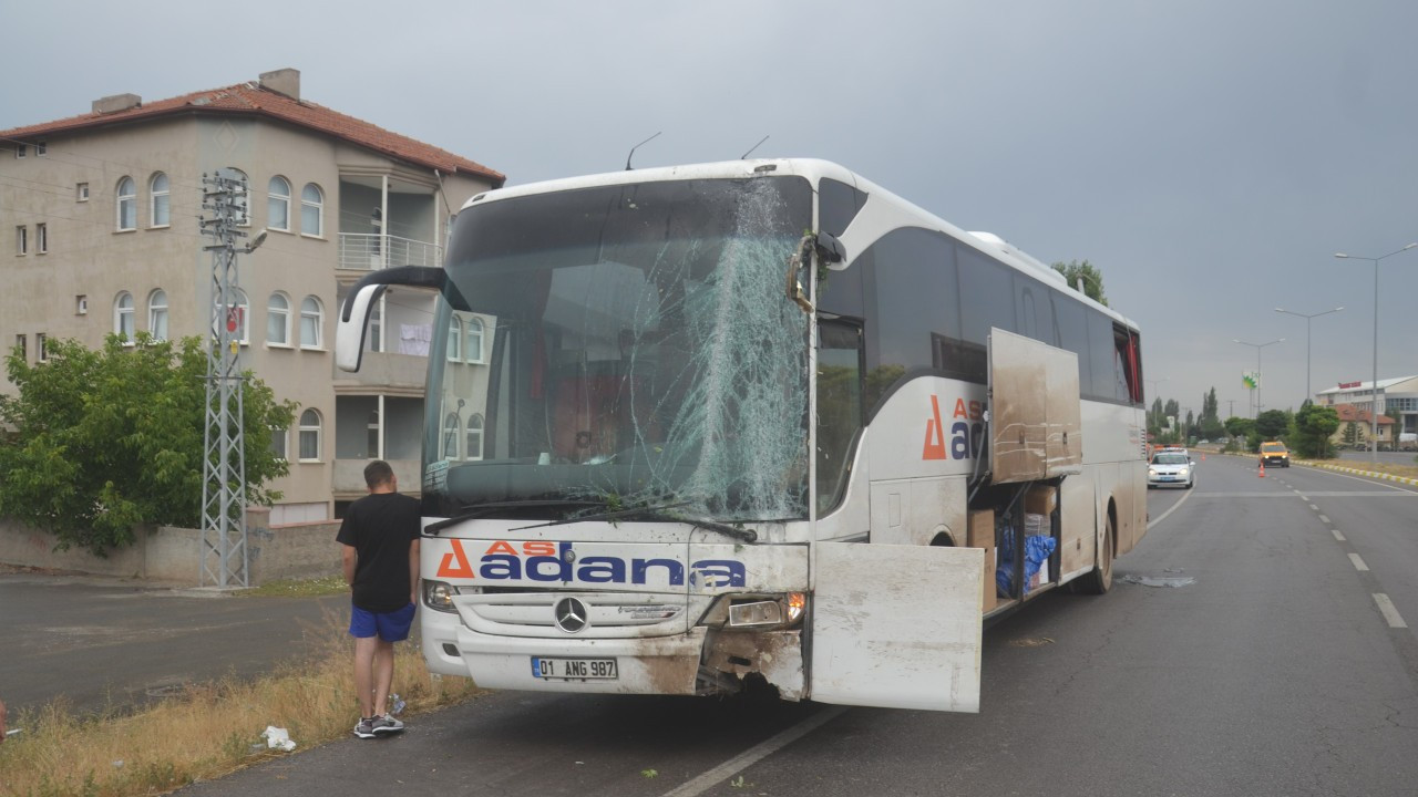 Sivas'ta yolcu otobüsü direğe çarptı: 1 yaralı