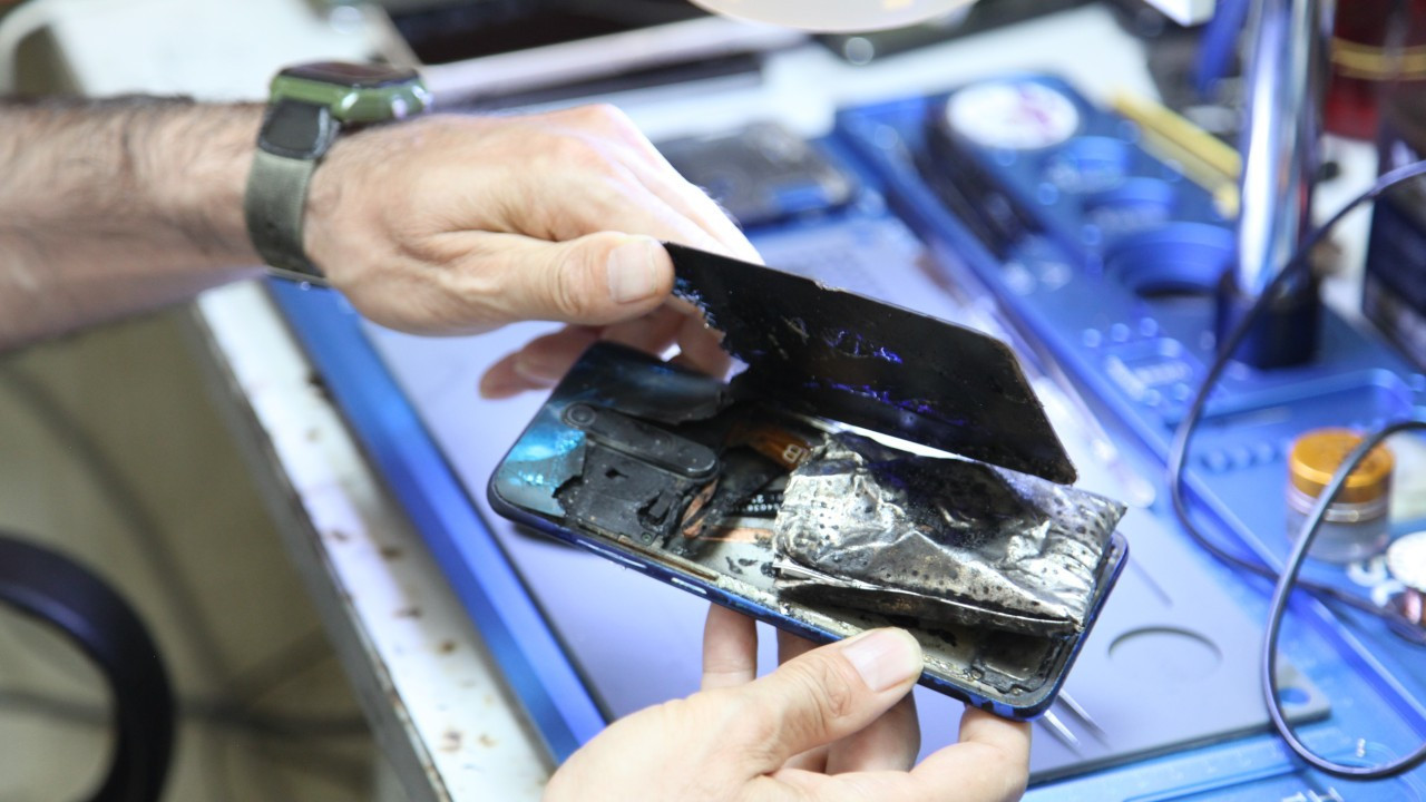 Bitlis'te cep telefonu bataryası tamircinin elinde patladı