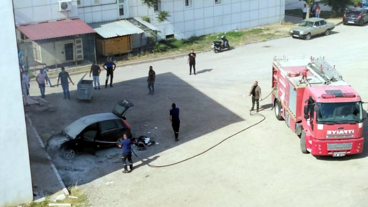 Kırıkkale'de park halindeki araç alev aldı