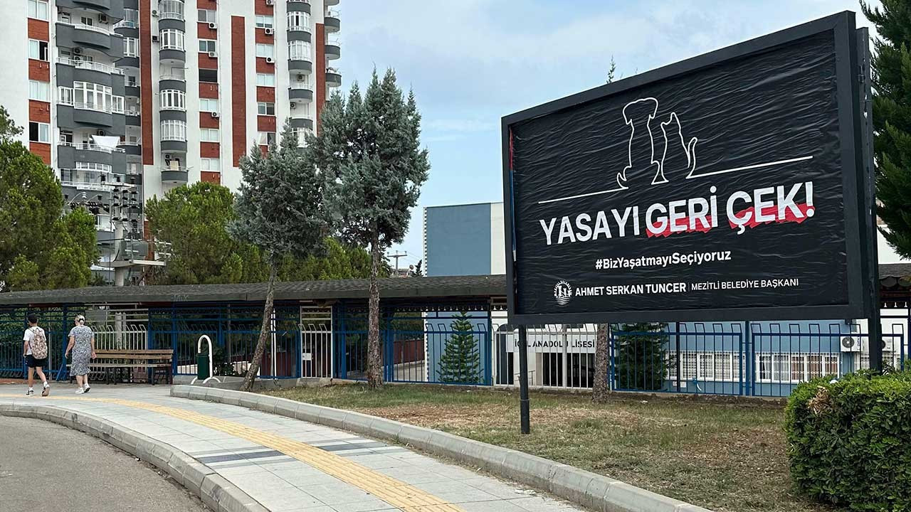 Mezitli Belediye Başkanı Tuncer billboardlara astı: 'Yasayı Geri Çek'