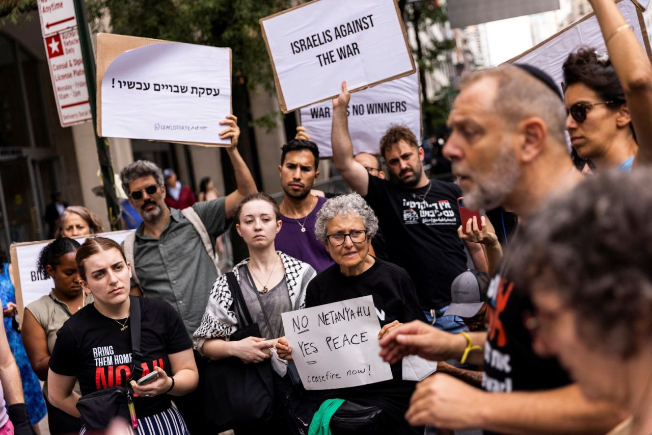 Kongre önünde Netanyahu protestosu: 'Üçüncü sınıf siyasi tiyatro gösterisi' - Sayfa 2