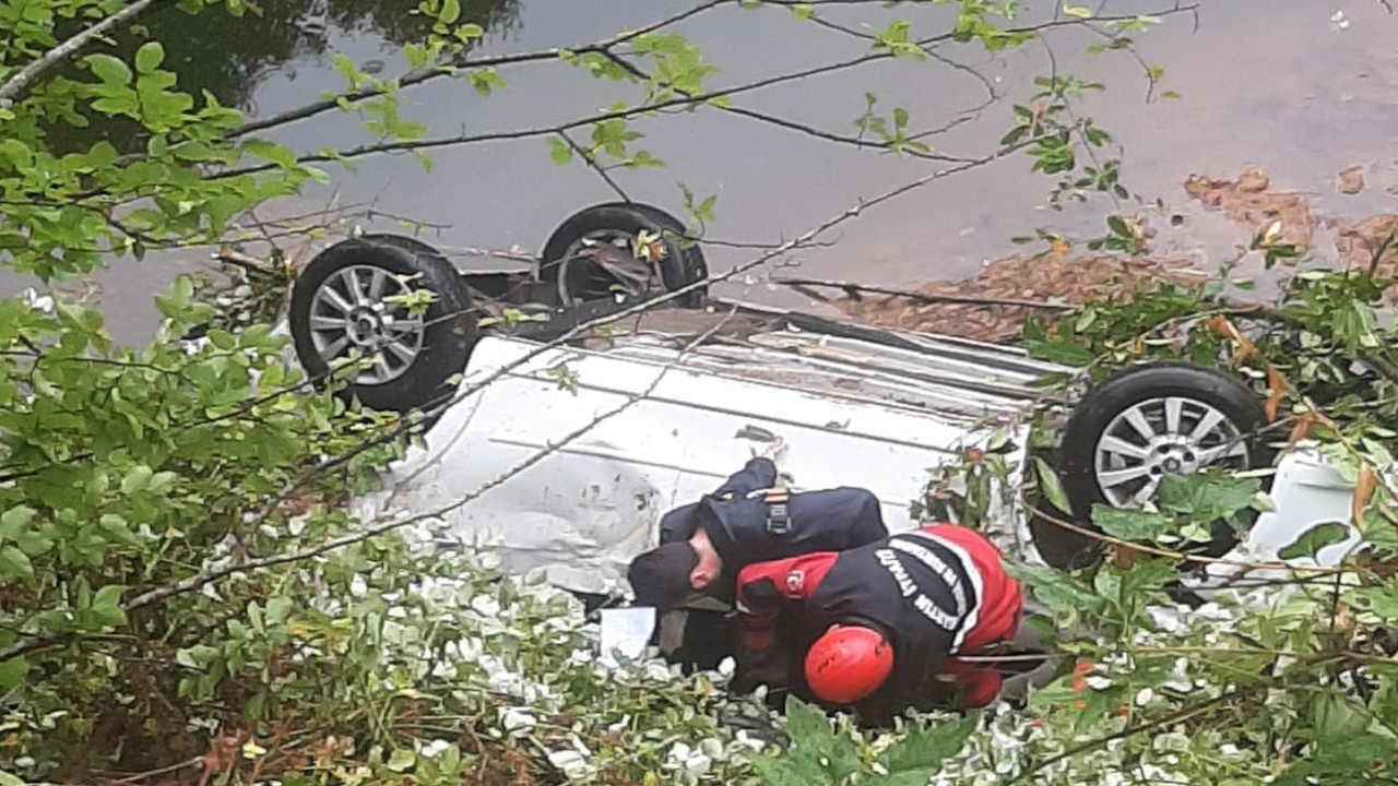 Bartın'da kaza: Otomobil dereye yuvarlandı