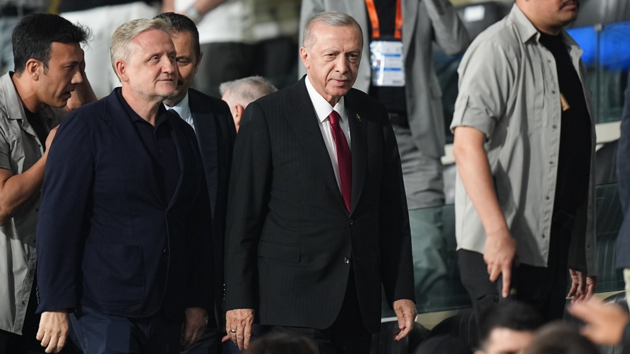 Erdoğan, Başakşehir maçına gitti: Baba olan iki futbolcuya altın taktı