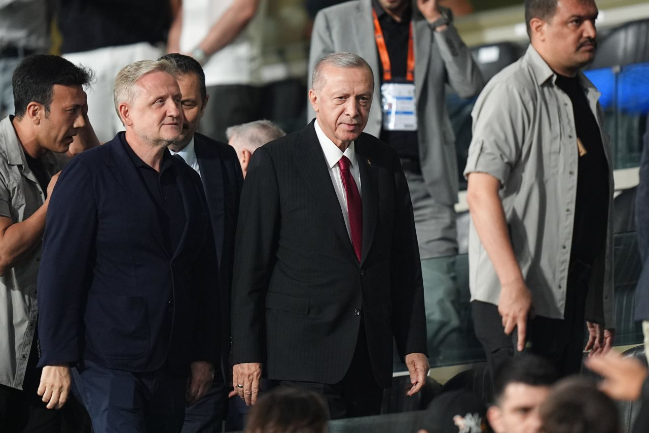 Erdoğan, Başakşehir maçına gitti: Baba olan iki futbolcuya altın taktı - Sayfa 4
