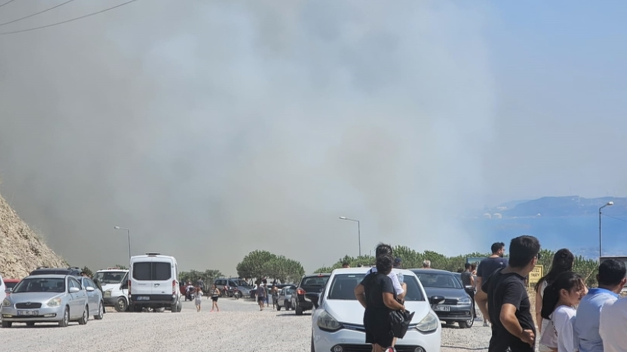Dikili'de yangın: Bir site tahliye edildi