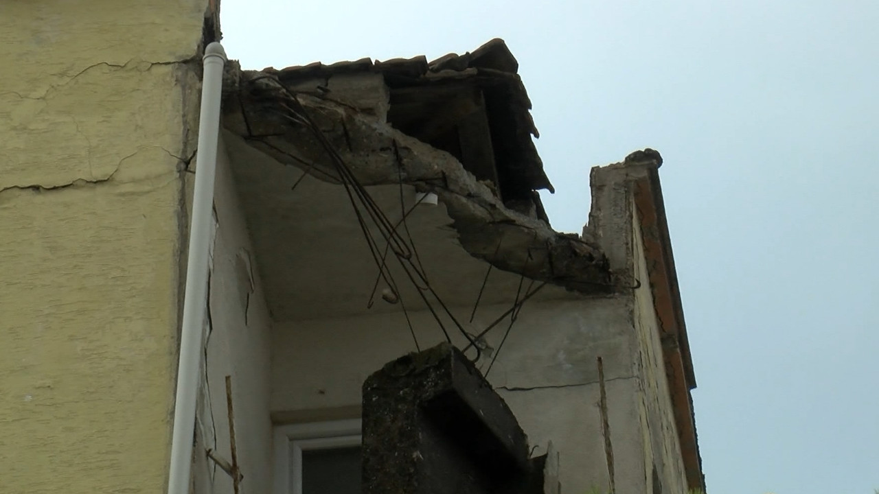 Kartal’da 4 katlı binanın çatısı çöktü