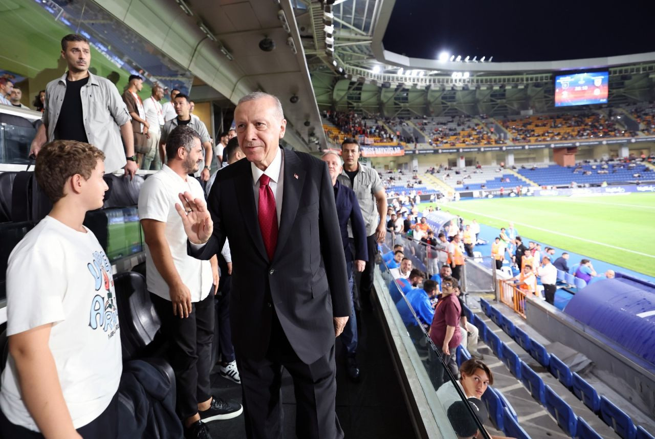 Erdoğan, Başakşehir maçına gitti: Baba olan iki futbolcuya altın taktı - Sayfa 2